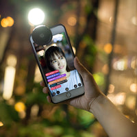 Externes generisches Handy-Kameraobjektiv mit bunten Weitwinkellichtern auf der Schönheit des Selbstartefakts