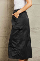 HYFVE Just In Time Cargo Midi sukňa s vysokým pásom v čiernej farbe