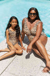 Marina West Swim-Badeanzug in voller Größe mit Rüschen und Faux-Wrap-Einteiler in Leopardenmuster