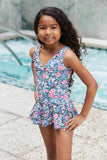 Фустан за пливање на Марина Вест со чисти води во розово небо