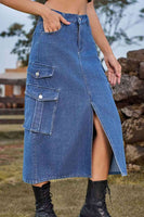 Falda de mezclilla midi con abertura delantera y bolsillos