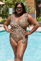 Marina West Swim Пълен размер Плувка на волани Faux Wrap Едно парче в леопард