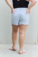 RISEN Katie Full-Size-Shorts mit hoher Taille und Distressed-Effekt in Eisblau