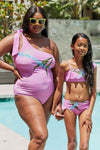 Marina West nata Vacay Modus unum humerum Swimsuit in Carnation Pink