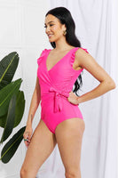 Marina West milomano mitsingevana habe feno amin'ny Ruffle Faux Wrap One Piece in Pink