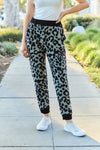 Pantaloni sportivi a contrasto leopardati a grandezza naturale dal design Celeste