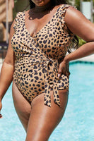 Marina West Swim fuld størrelse flyder på flæse Faux wrap One-Piece i Leopard