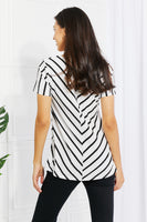 Yelete Casual Living Chevron-Streifen-T-Shirt in voller Größe mit V-Ausschnitt
