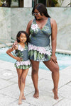 Costume da bagno Marina West Swim a grandezza naturale in acque limpide nella foresta di Aloha