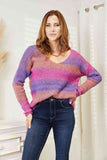Dvigubos spalvos įvairiaspalvis megztinis su V formos iškirpte