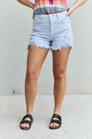 RISEN Katie Full-Size-Shorts mit hoher Taille und Distressed-Effekt in Eisblau