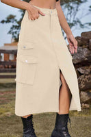 Falda de mezclilla midi con abertura delantera y bolsillos