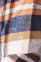 Kurtka koszulowa z podwójnym zapięciem w kratę, zapinana z przodu na guziki i kieszeniami na piersi