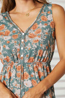 Dwuwarstwowa sukienka bez rękawów z kwiatowym dekoltem w kształcie litery V