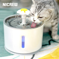 نافورة مياه شرب الحيوانات الأليفة مع LED أوتوماتيكي لشرب القطط والكلاب مرشح هادئ للقطط وعاء تغذية USB بالطاقة 2.4 لتر