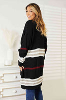 Dvigubas dryžuotas šonkaulių megztas nuleidžiamas pečius atviras priekinis megztinis