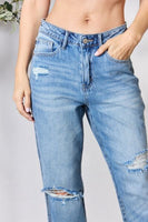 Джуди Сини прави дънки с пълен размер с изтъркан необработен подгъв