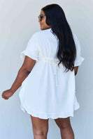 Белое полноразмерное платье Ninexis Out Of Time с рюшами и поясом на шнурке