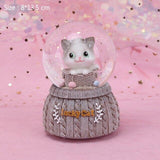Håndlaget Lucky Cat Strikket Crystal Ball Base Resin Figurine Hjem Dekorasjon Tilbehør Cartoon Cat Ornament Music Box Wedding Decor Gift